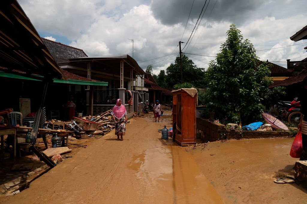 Kondisi permukiman warga yang masih tergenang lumpur setelah banjir bandang menerjang Desa Sinomwidodo, Kecamatan Tambakromo, Kabupaten Pati, Jawa Tengah, Kamis (1/12/2022).