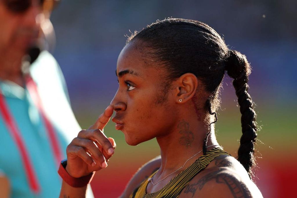 Reaksi pelari Amerika Serikat, Sha'Carri Richardson, setelah melewati garis finis nomor lari 200 meter putri pada uji coba tim atletik AS untuk Olimpiade Paris di Eugene, Oregon, Jumat (28/6/2024).  