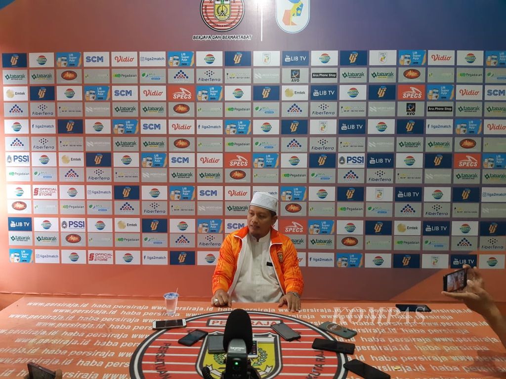 Presiden Persiraja Zulfikar memberikan keterangan pers seusai kericuhan di Stadion Dimurthala, Lampineung, Banda Aceh, Persiraja Banda Aceh melawan PSMS Medan pada Senin (5/9/2022) malam.