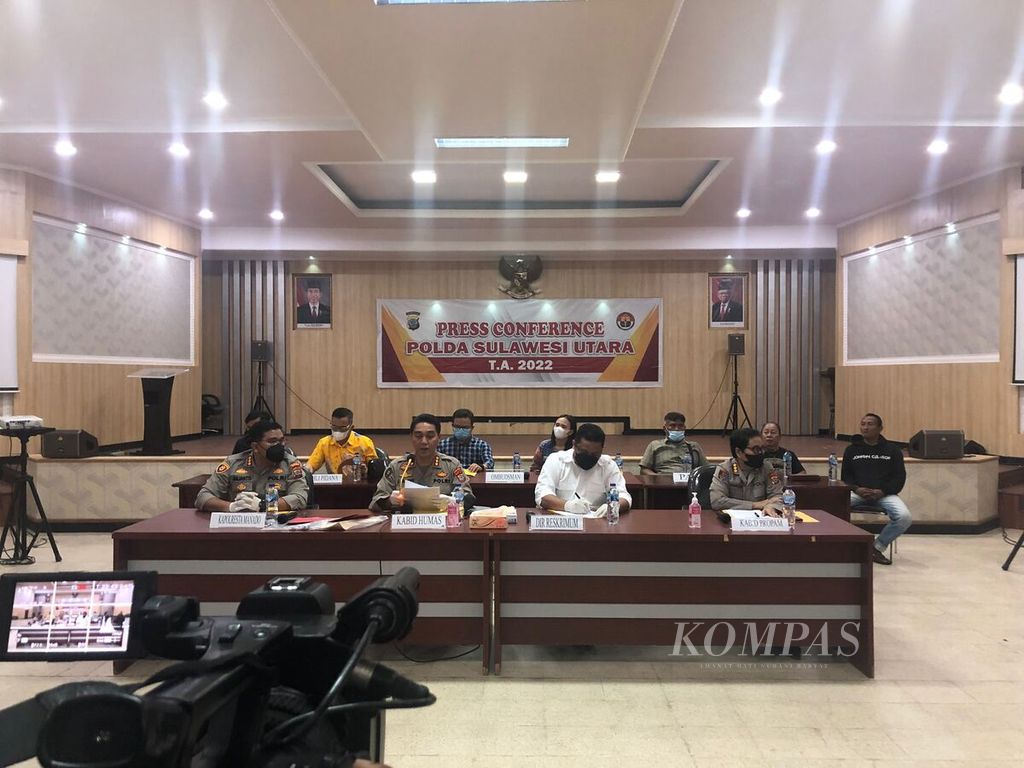 Kepolisian Daerah Sulawesi Utara menggelar konferensi pers, Kamis (18/8/2022), mengenai penanganan kasus kepemilikan senjata tajam yang berujung pada tewasnya pelaku, Raymond Londok, di Manado, Sulawesi Utara.