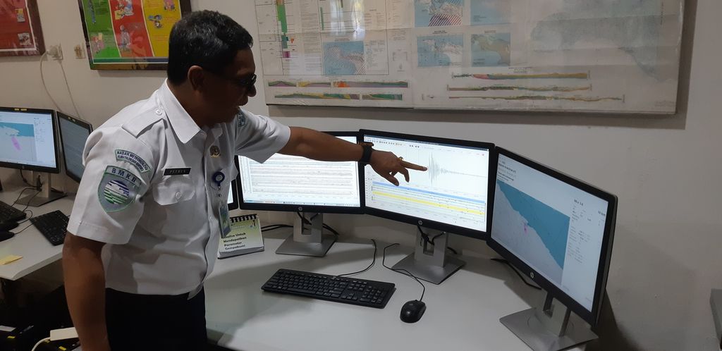 Kepala Balai Besar Meteorologi, Klimatologi, dan Geofisika Wilayah V Jayapura Petrus Demon Sili menunjukkan hasil pemantauan gempa bumi di Jayapura, Senin (10/2/2020).
