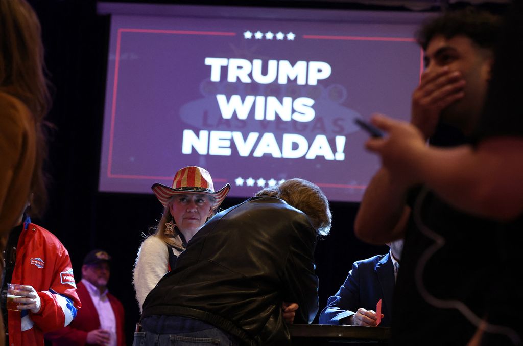 Para pendukung bakal calon presiden Amerika Serikat dari Partai Republik, Donald Trump, menanti pidato saat <i>nonton</i> bareng Kaukus Nevada di Las Vegas, Kamis (8/2/2024). 