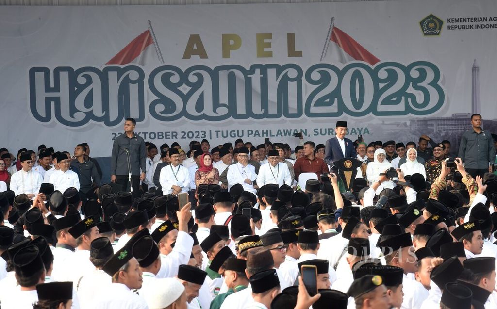 Presiden RI Joko Widodo memberi kata sambutan saat apel Hari Santri 2023 di Tugu Pahlawan, Surabaya, Minggu (22/10/2023). Apel Hari Santri tersebut dihadiri langsung oleh Presiden Joko Widodo. 
