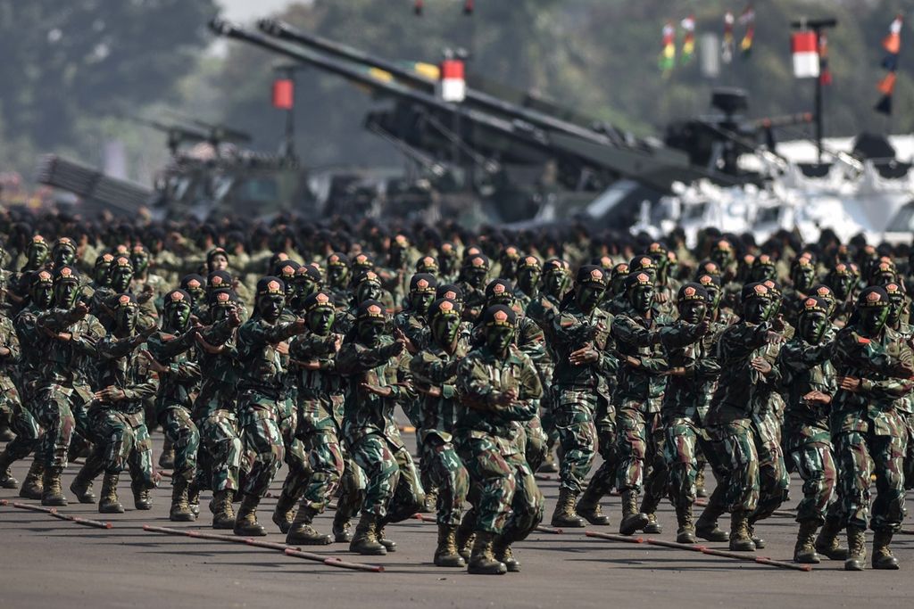 Prajurit TNI unjuk kebolehan dalam seni beladiri di Lapangan Udara Halim Perdanakusuma, Jakarta, untuk menyemarakkan peringatan HUT ke-74 TNI, Sabtu (5/10/2019). 