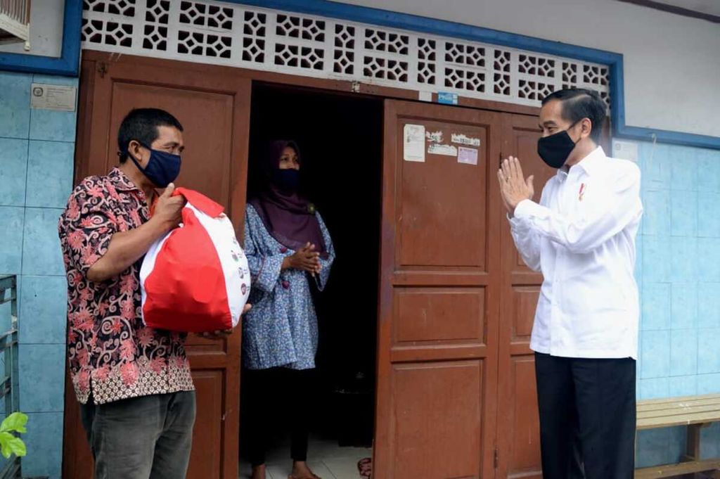Presiden Joko Widodo menyapa keluarga penerima bantuan sosial khusus bagi warga terdampak Covid-19 di Kelurahan Johar Baru, Kecamatan Johar Baru, Jakarta Pusat, Senin (18/5/2020).