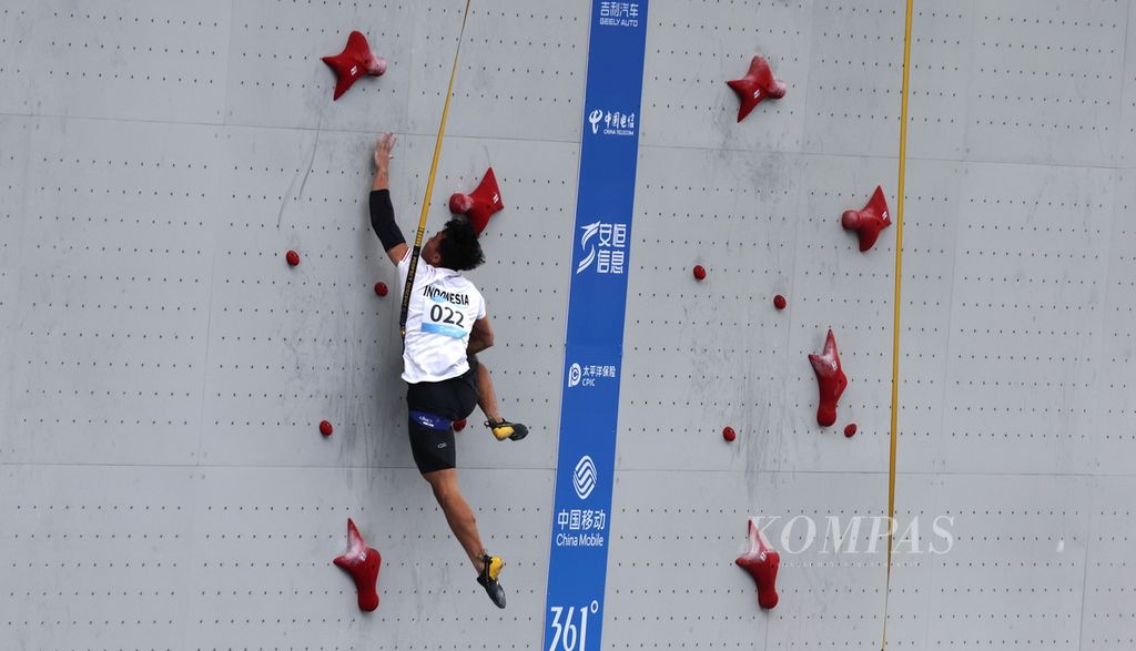 Pemanjat nomor <i>speed </i>putra Indonesia, Kiromal Katibin, terpeleset tetapi tidak terjatuh saat tampil dalam kualifikasi nomor <i>speed </i>putra Asian Games Hangzhou 2022 di Shaoxing Keqiao Yangshan Sport Climbing Centre, Provinsi Zhejiang, China, Selasa (3/10/2023). Atlet Indonesia, Veddriq Leonardo, memimpin dalam kualifikasi tersebut dengan catatan waktu 4,978 detik, diikuti atlet China, Wu Peng, dengan catatan waktu 5,151 detik dan atlet Indonesia, Kiromal Katibin, di tempat ketiga dengan catatan waktu 5,161 detik.