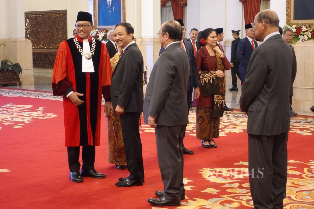 Para kolega saat menyampaikan selamat kepada Ridwan Mansyur seusai pengucapan sumpahnya sebagai hakim konstitusi di hadapan Presiden Joko Widodo di Istana Negara, Jakarta, Jumat (8/12/2023).