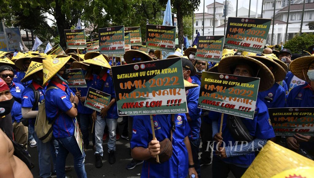 Massa buruh dari berbagai elemen menggelar unjuk rasa saat menunggu hasil putusan sidang Mahkamah Konstitusi terkait UU Cipta Kerja di Jakarta, Kamis (25/11/2021). Mahkamah Konstitusi memutuskan menolak gugatan Undang-Undang Nomor 11 Tahun 2020 tentang Cipta Kerja yang diajukan kelompok buruh. 