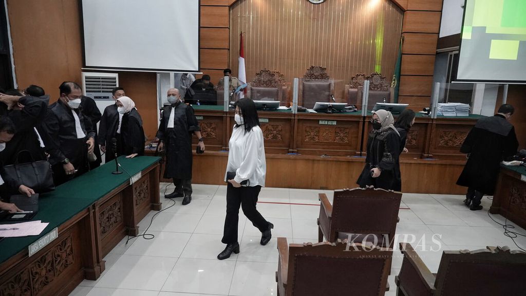 Terdakwa Putri Candrawathi meninggalkan ruang sidang saat majelis hakim menskors sejenak jalannya sidang vonis di Pengadilan Negeri Jakarta Selatan, Jakarta, Senin (13/2/2023).