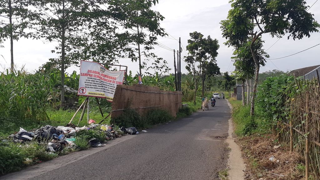 Tumpukan sampah di pinggir jalan tampak di Kelurahan Berkoh, Purwokerto Selatan, Kabupaten Banyumas, Jawa Tengah, Rabu (15/2/2023).