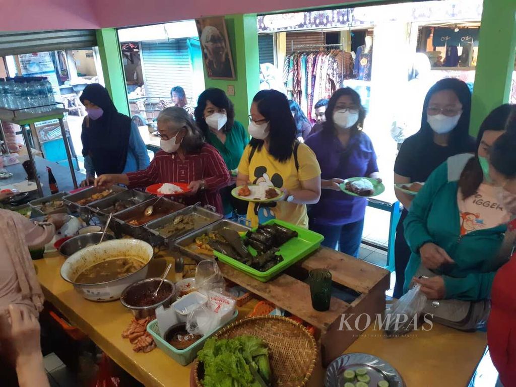 Beberapa konsumen memilih lauk di Warung Nasi Bu Eha yang berada di tengah Pasar Cihapit, Bandung, Jawa Barat, Kamis (19/5/2022).