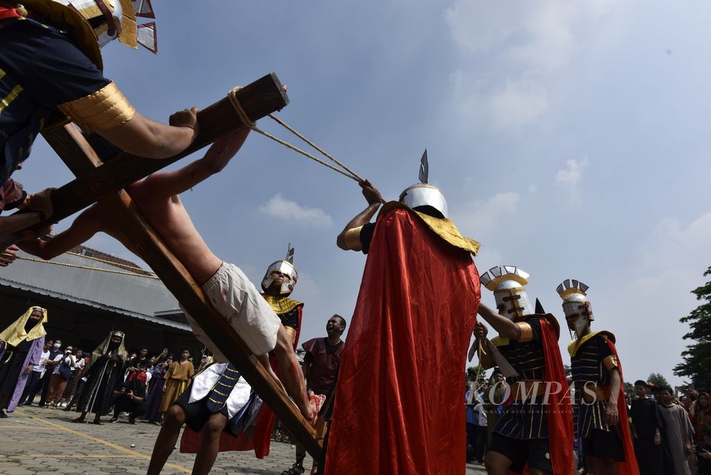 Catholics followed a tableau or drama to commemorate the story of the suffering and death of Jesus Christ at the Church of St. Matthias the Apostle, Kosambi Baru Parish, West Jakarta, on Friday (29/3/2024).