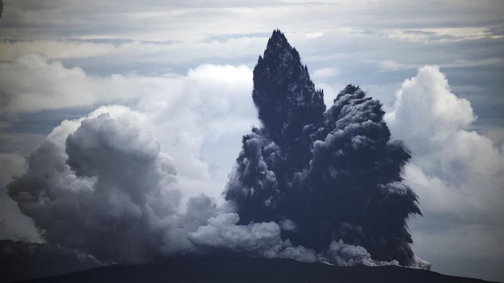 Erupsi Gunung Anak Krakatau terlihat dari KRI Torani 860 saat berlayar di Selat Sunda, Lampung, Selasa (1/1/2019). Pusat Vulkanologi dan Mitigasi Bencana Geologi menyatakan Gunung Anak Krakatau masih berada di Level III (Siaga).