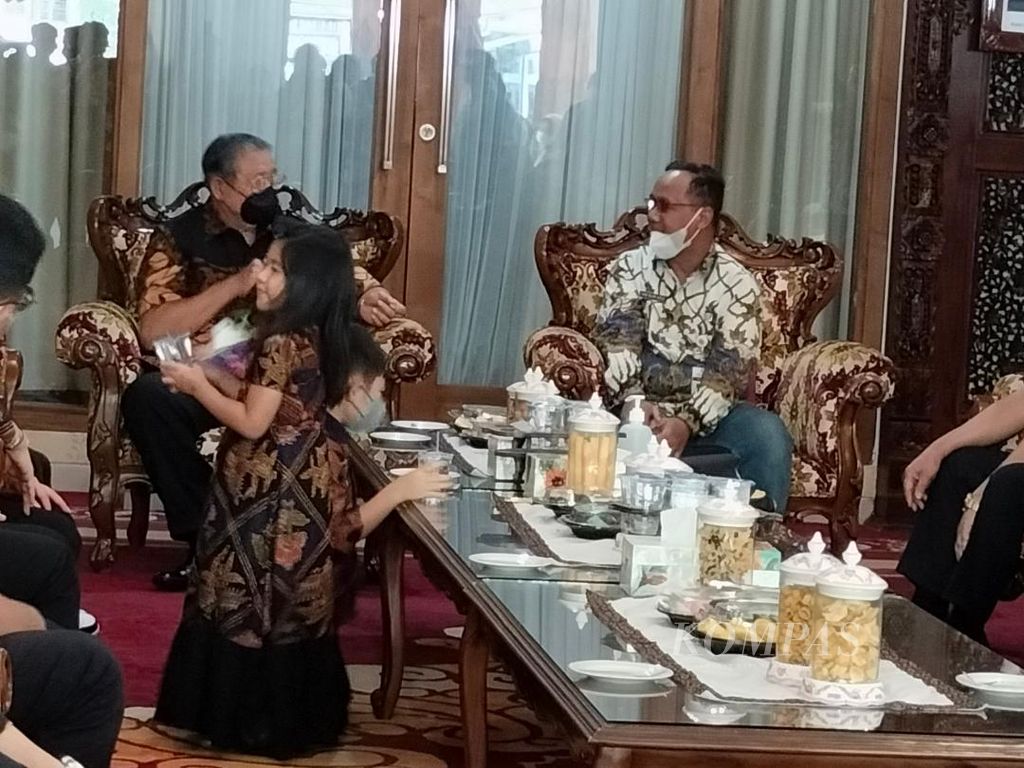 Presiden ke-6 RI Susilo Bambang Yudhoyono (kiri) berbincang dengan Wali Klota Magelang M Nur Aziz (kanan), Selasa (28/6/2022).