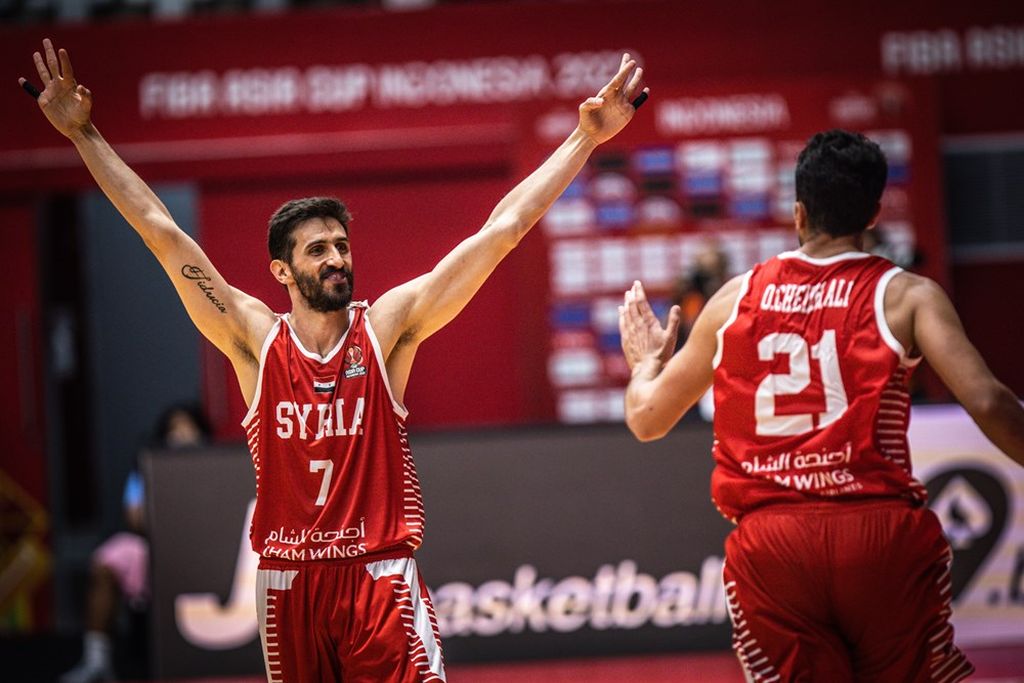 <i>Guard </i>Suriah, Nadim Issa, melakukan selebrasi setelah mencetak poin ke keranjang Kazakhstan pada laga penyisihan grup Piala Asia FIBA 2022 di Istora Senayan, Jakarta, Minggu (17/7/2022). Laga ini berakhir dengan kemenangan Suriah, 77-67.