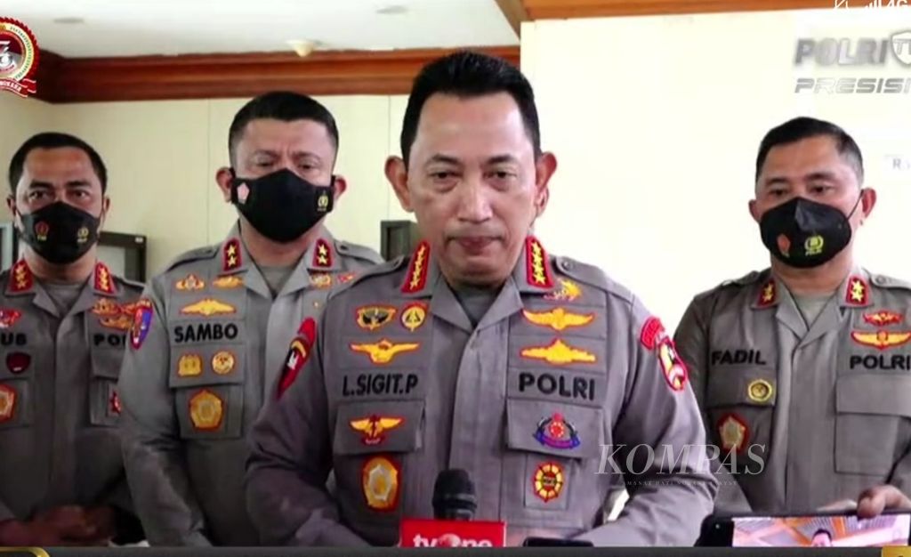TThe screenshot of National Police Chief General Listyo Sigit Prabowo giving a press statement at the DPR RI Complex, Wednesday (8/6/2022). The National Police Chief explained the polemic related to AKBP Raden Brotoseno, a former convict in a corruption case who is still active as a member of the National Police.