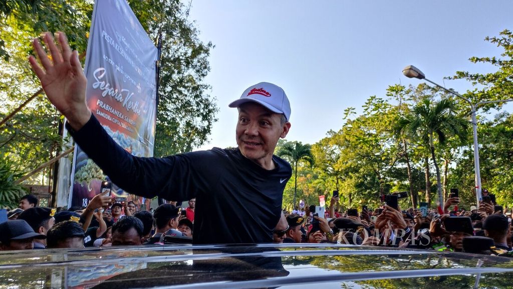 Gubernur Jawa Tengah, yang juga calon presiden dari PDI-P untuk Pemilu 2024, Ganjar Pranowo melambaikan tangan seusai mengikuti acara jalan santai di kawasan pusat pemerintahan dan perkantoran di Kota Denpasar, Bali, Sabtu (17/6/2023). Ganjar Pranowo mengikuti serangkaian kegiatan di Bali, termasuk jalan santai, yang dikemas sebagai "Creative Fun Walk Bersama Ganjar dan Koster", Sabtu (17/6/2023).