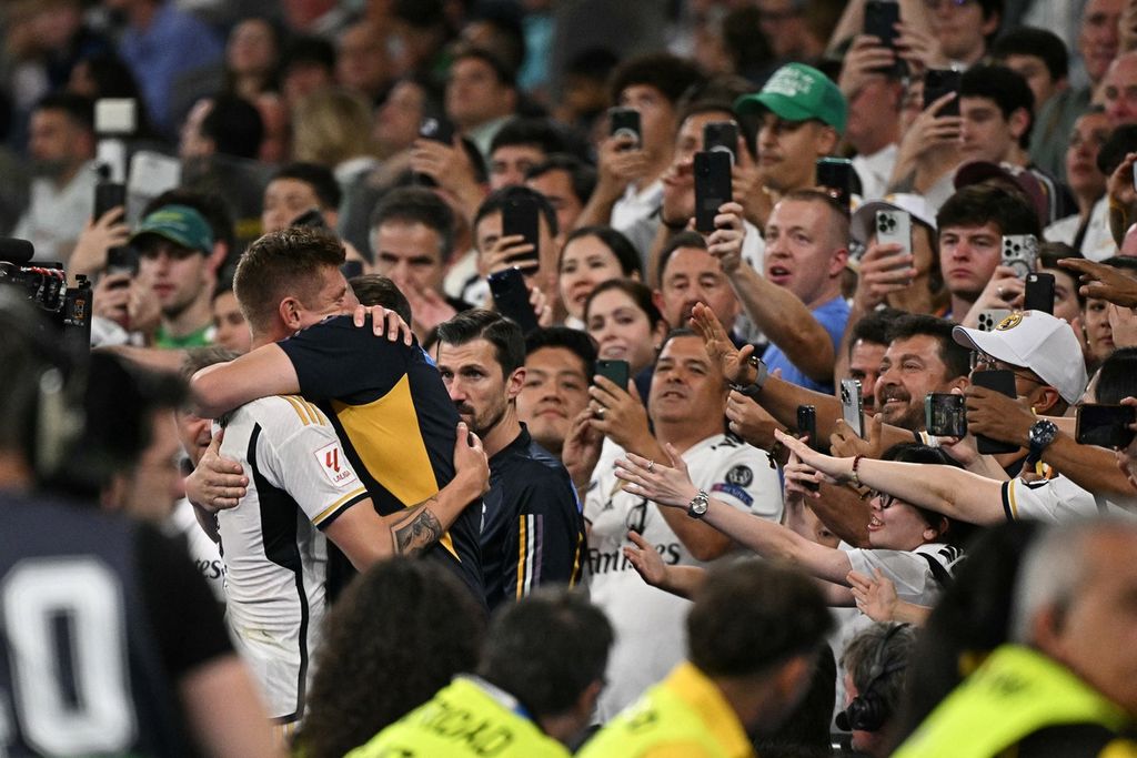 Gelandang Real Madrid Toni Kroos memeluk anggota tim di Stadion Santiago Bernabeu, Madrid, 25 Mei 2024. 