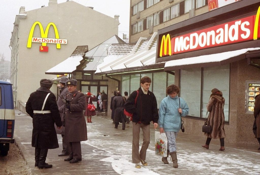 Suasana di depan restoran McDonald's pertama di Uni Soviet sehari sebelum pembukaan, Januari 1990.  