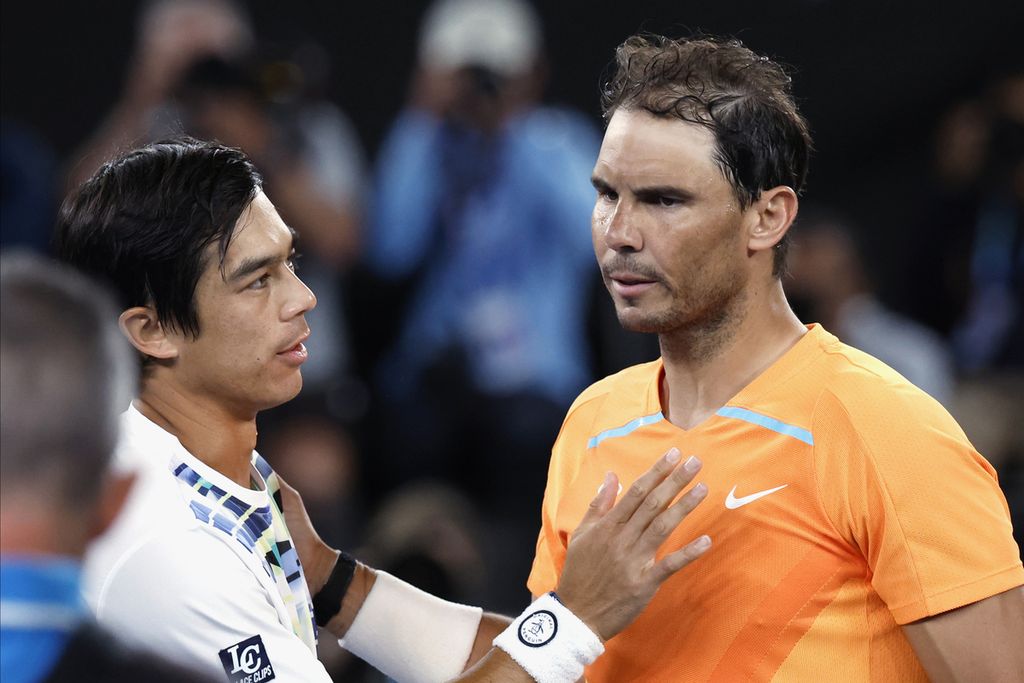 Petenis Amerika Serikat, Mackenzie McDonald (kiri), menghibur Rafael Nadal yang dikalahkannya pada laga babak kedua Grand Slam Australia Terbuka di Melbourne Park, Melbourne, Rabu (18/1/2023).