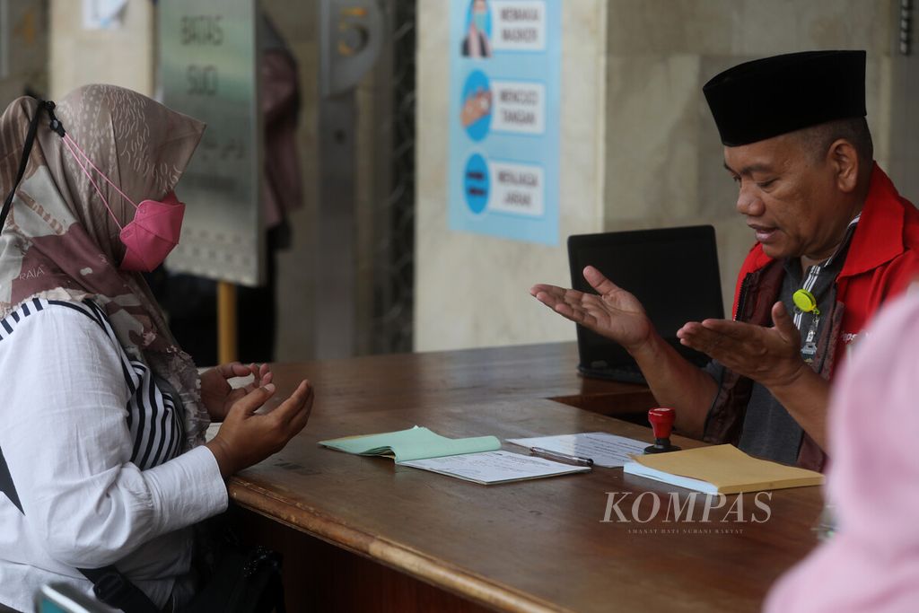 Penyumbang zakat selesai mengucapkan doa setelah membayarkan zakatnya di Masjid Istiqlal, Jakarta, Selasa (18/4/2023). Kompas/Riza Fathoni (RZF) 