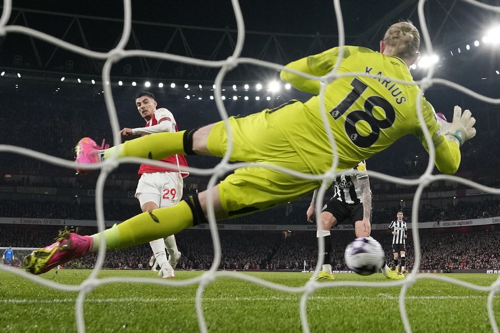 Gelandang Arsenal, Kai Havertz (kiri), mencetak gol ke gawang Newcastle United, Minggu (25/2/2024) dini hari WIB.
