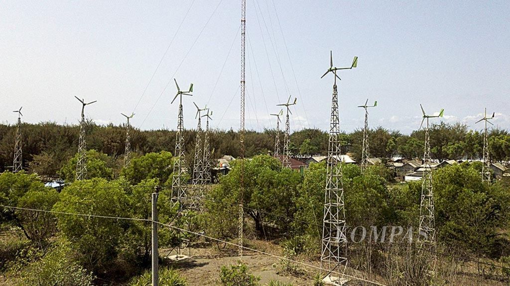 Ilustrasi pemanfaatan tenaga angin untuk menghasilkan energi listrik di Pembangkit Listrik Tenaga Hibrid (PLTH) Pantai Baru, Kecamatan Srandakan, Bantul, DI Yogyakarta