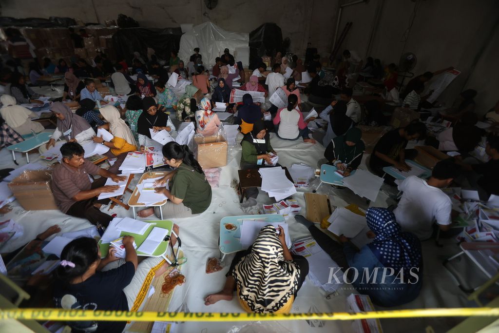 Pekerja harian lepas menyortir dan melipat surat suara pemilu di gudang KPU Kota Yogyakarta.