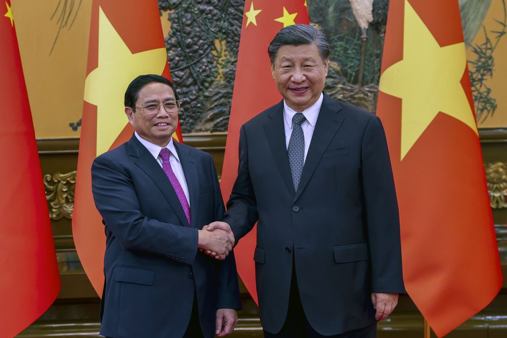 Foto yang dirilis oleh Kantor Berita Xinhua memperlihatkan Perdana Menteri Vietnam Pham Minh Chinh berjabat tangan dengan Presiden China Xi Jiping saat bertemu di Beijing, China, Selasa (27/6/2023). 