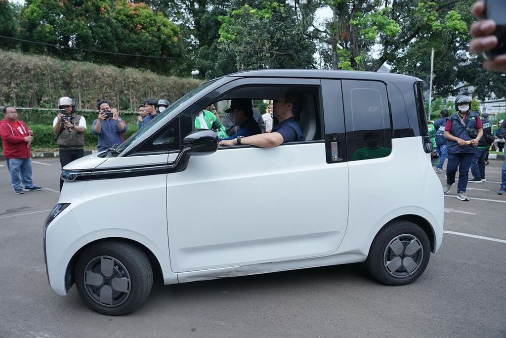 Currently, the local government of Bogor City, West Java, has five electric motorcycles and two electric cars. Additionally, there is already a public electric vehicle charging station (SPKLU) available at Bogor City Hall.