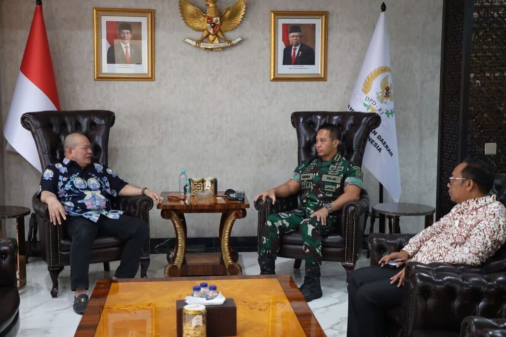Ketua Dewan Perwakilan Daerah La Nyalla Mahmud Mattalitti (kiri) menerima kunjungan Panglima TNI Jenderal Andika Perkasa di rumah dinas Ketua DPD, Jakarta, April 2022. 
