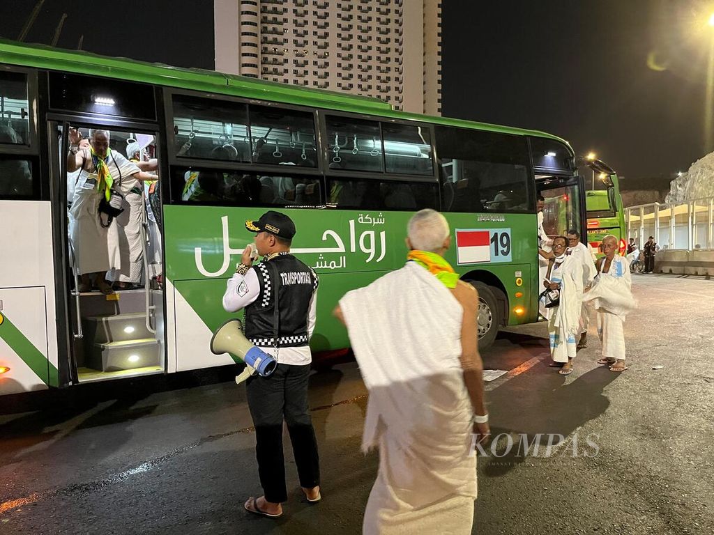 A number of Shalawat buses are getting ready to take Indonesian Hajj pilgrims to the terminal in the Masjidil Haram complex in the City of Mecca, Saudi Arabia on Wednesday (22/5/2024) night. The Shalawat buses serve Indonesian Hajj pilgrims 24 hours a day, every day, to facilitate their mobility from hotels to Masjidil Haram.