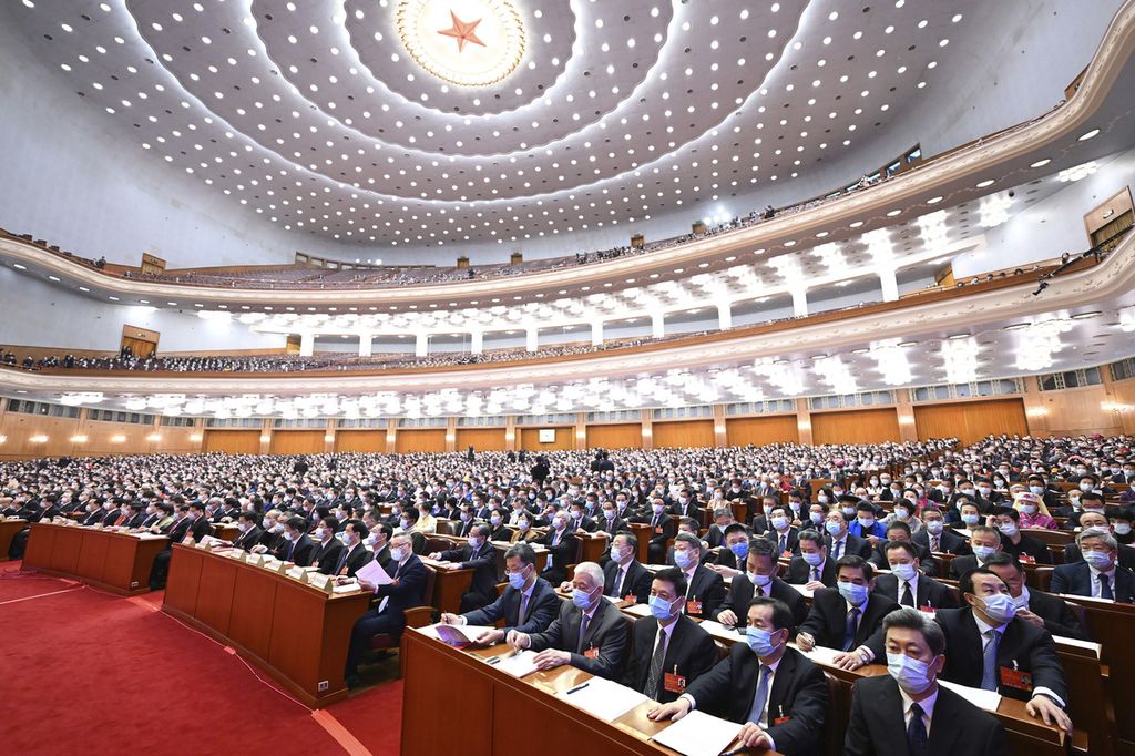 Para delegasi menghadiri sesi penutupan Kongres Rakyat Nasional (NPC) di Aula Besar Rakyat di Beijing, China, Jumat (11/3/2022). 