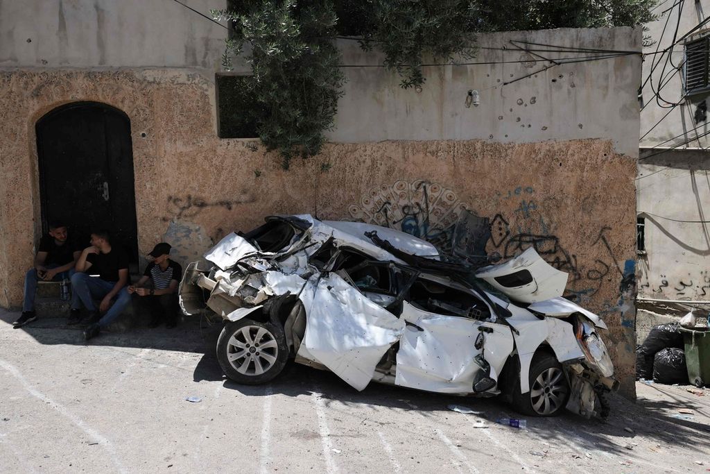 Sebuah mobil luluh lantak akibat serangan militer Israel ke kamp pengungsi Jenin, Tepi Barat, yang berakhir, Rabu (5/7/2023). 