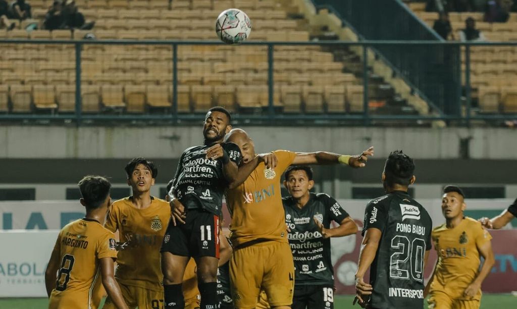 Dokumentasi Bali United menampilkan suasana pertandingan Bali United kontra Bhayangkara FC dalam laga grup C Piala Presiden 2022 di Stadion Gelora Bandung Lautan Api, Kota Bandung, Jawa Barat, Kamis (16/6/2022).Bali United dikalahkan Bhayangkara FC dengan skor 1-2. 