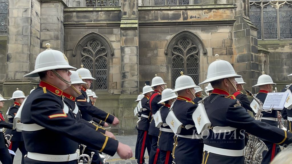 Pasukan bergerak dari depan Katedral St Giles’ menuju Edinburgh Castle, Skotlandia, setelah pembacaan proklamasi Raja Charles III oleh Lord Lyon King of Arms sekitar pukul 12.00, Minggu (11/9/2022).