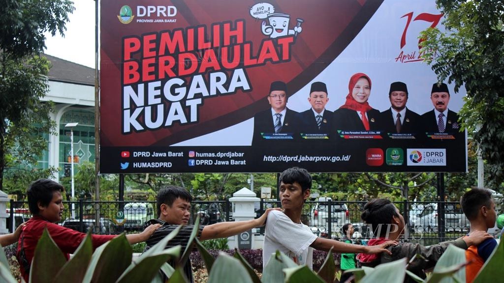 Penyandang disabilitas mengikuti aksi jalan mundur di Jalan Diponegoro, Kota Bandung, Jawa Barat, Kamis (31/1/2019). Mereka menuntut pemerintah segera membentuk Komisi Nasional Disabilitas untuk mengadvokasi pelindungan dan pemenuhan hak-hak penyandang disabilitas.