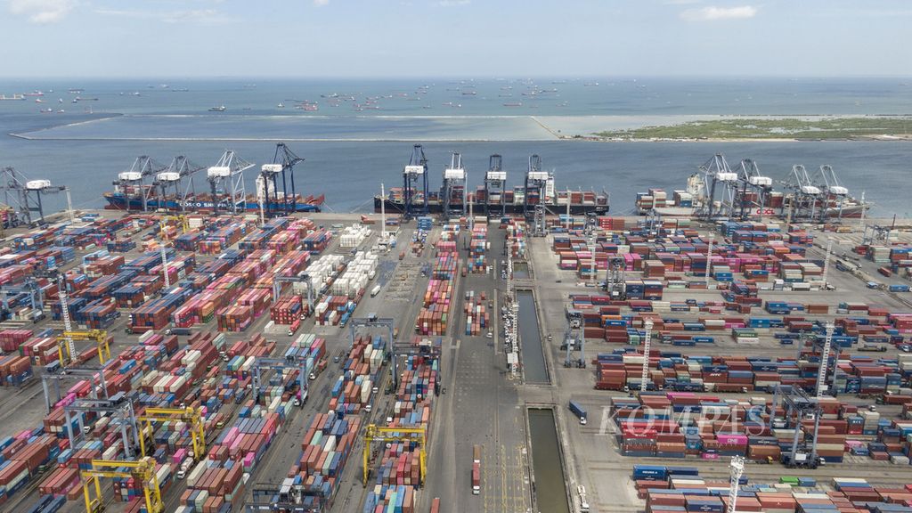 Aktivitas bongkar muat kontainer di dermaga Pelabuhan Jakarta International Container Terminal (JICT), Tanjung Priok, Jakarta, Sabtu (20/1/2024).  