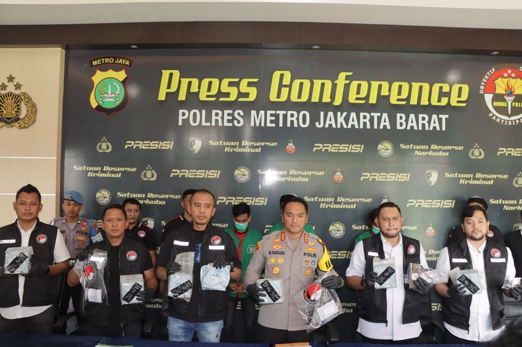 Kepala Kepolisian Resor Metro Jakarta Barat Komisaris Besar M Syahduddi (ketiga dari kanan) beserta jajarannya menunjukkan barang bukti narkotika dari pengungkapan kasus yang dilakukan oleh jaringan internasional, Kamis (26/10/2023).