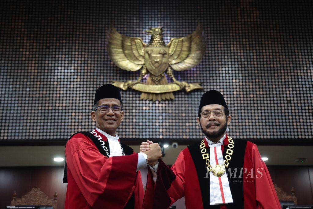 Ketua Mahkamah Konstitusi periode 2023-2028 Anwar Usman (kanan) dan Wakil Ketua MK Saldi Isra berfoto bersama seusai pelantikan di Gedung MK, Jakarta, Senin (20/3/2023). 