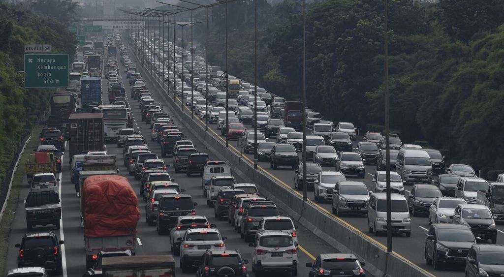 Kepadatan lalu lintas pada kedua arah terlihat di Jalan Tol Jakarta-Tangerang (28/5/2022). Mobilitas warga yang cenderung tinggi terutama setelah pelonggaran pembatasan kegiatan masyarakat dan penurunan level PPKM pada level 1 di wilayah Jabodetabek menyebabkan lonjakan volume lalu lintas. Kemacetan tidak hanya terjadi pada saat hari kerja namun juga pada saat akhir pekan. 