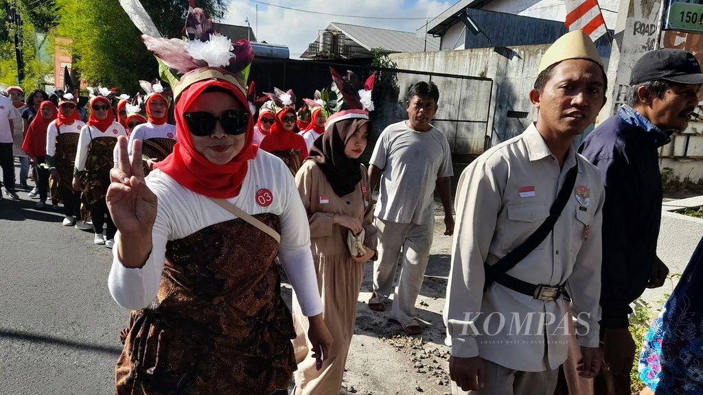 Warga di Desa Tunjung Tirto, Kecamatan Singosari, Kabupaten Malang, Jawa Timur, mengenakan pakaian masa perjuangan dan lainnya saat memperingati HUT Ke-77 RI, Rabu (17/8/2022).