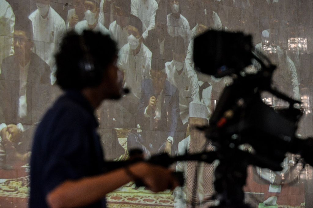 Wakil Presiden Indonesia Ma'ruf Amin dalam layar proyektor terlihat membacakan takbir saat mengikuti shalat Idul Fitri di Masjid Istiqlal, Jakarta, Sabtu (22/4/2023).