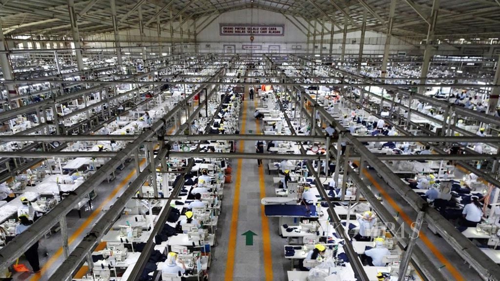 Ilustrasi. Aktivitas produksi divisi garmen PT Sri Rejeki Isman Tbk (Sritex) di Sukoharjo, Jawa Tengah, Rabu (13/2/2019). Industri tekstil dan produk tekstil masih memiliki peluang luas di pasar dalam negeri maupun ekspor, tetapi menghadapi tantangan efisiensi dan persaingan global.