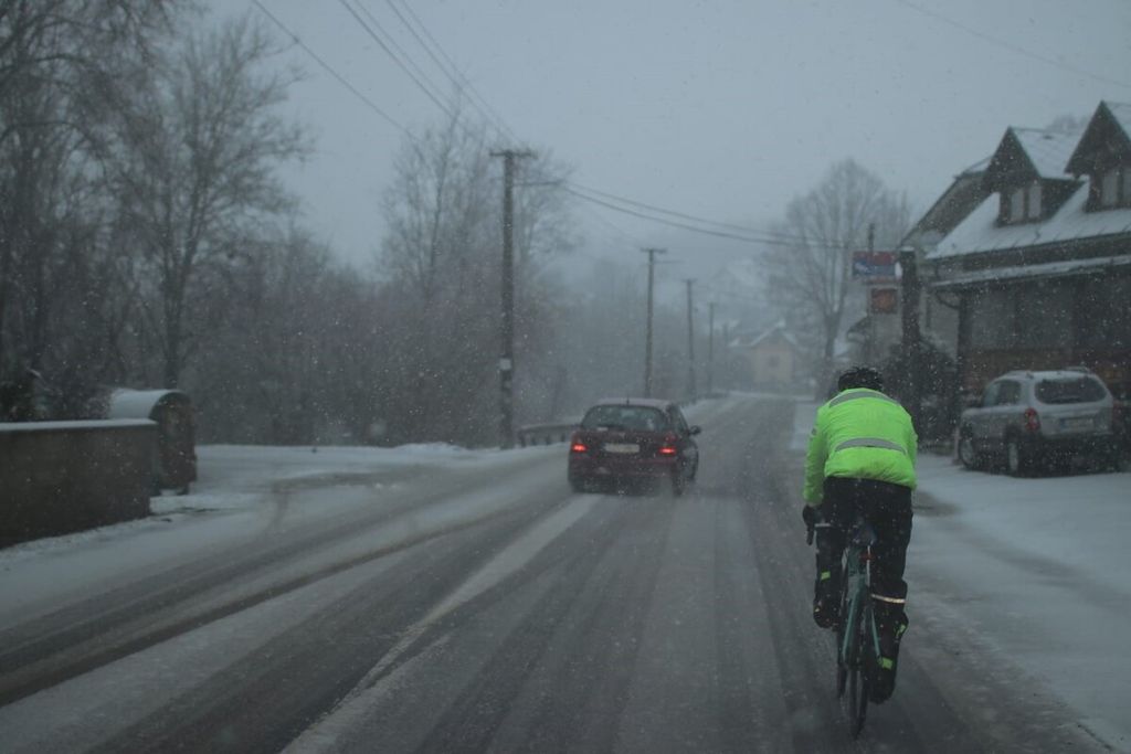 Pesepeda asal Indonesia yang melakukan perjalanan Jakarta-Paris, Royke Lumowa, menghadapi salju tebal saat bersepeda dari Namestovo, sebuah kota di Kroasia, menuju ke perbatasan Polandia pada 1 Januari 2024.