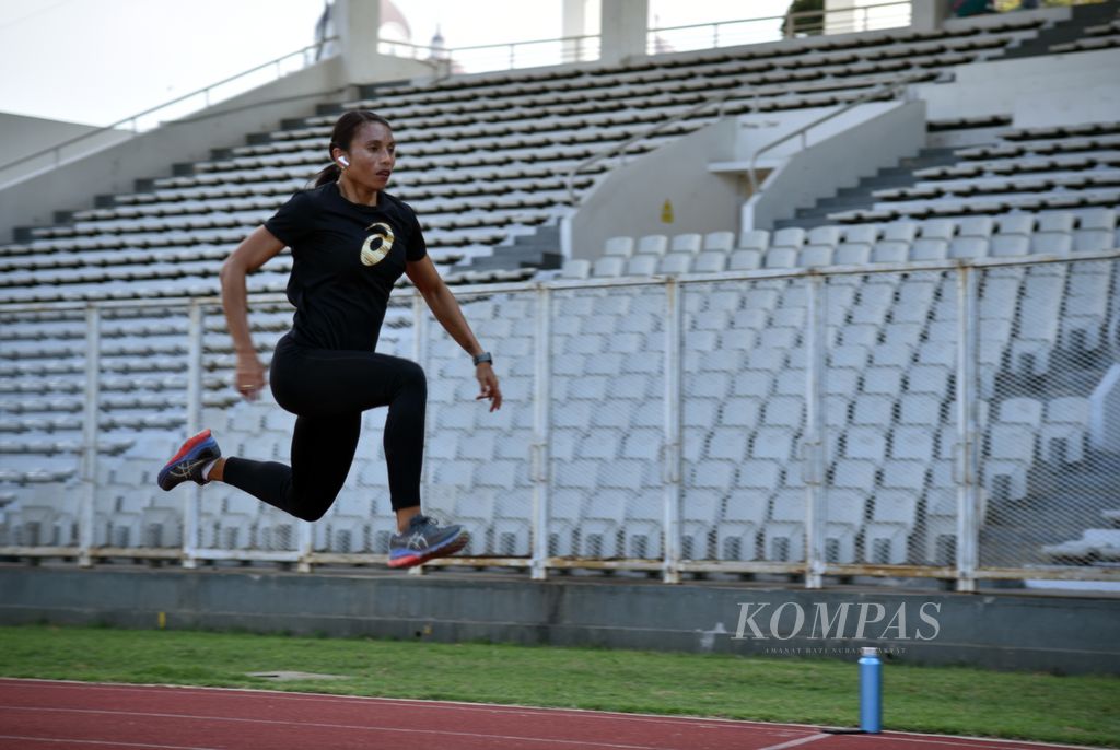 Pelompat jauh putri andalan Indonesia, Maria Natalia Londa, berlatih teknik lompatan di Stadion Madya Senayan, Jakarta, Senin (24/4/2023). Ia bersiap tampil di SEA Games Kamboja. 