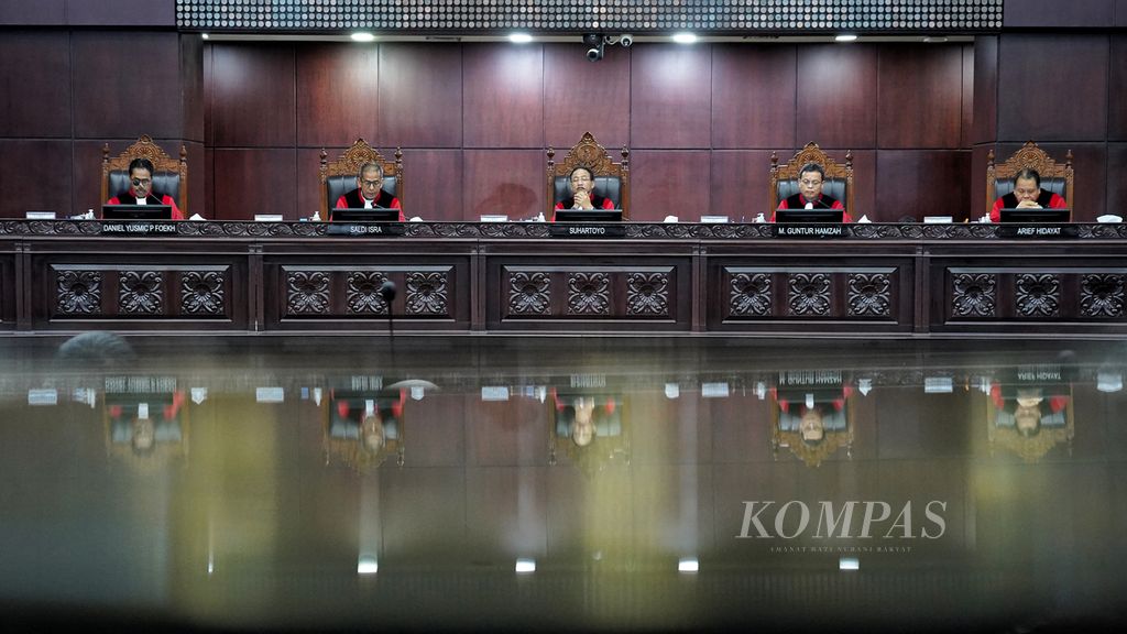 Para hakim konstitusi Mahkamah Konstitusi (MK) dalam sidang putusan uji formil terhadap Putusan MK Nomor 90/PUU-XXI/2023 di ruang sidang Mahkamah Konstitusi (MK), Jakarta, Selasa (16/1/2024).