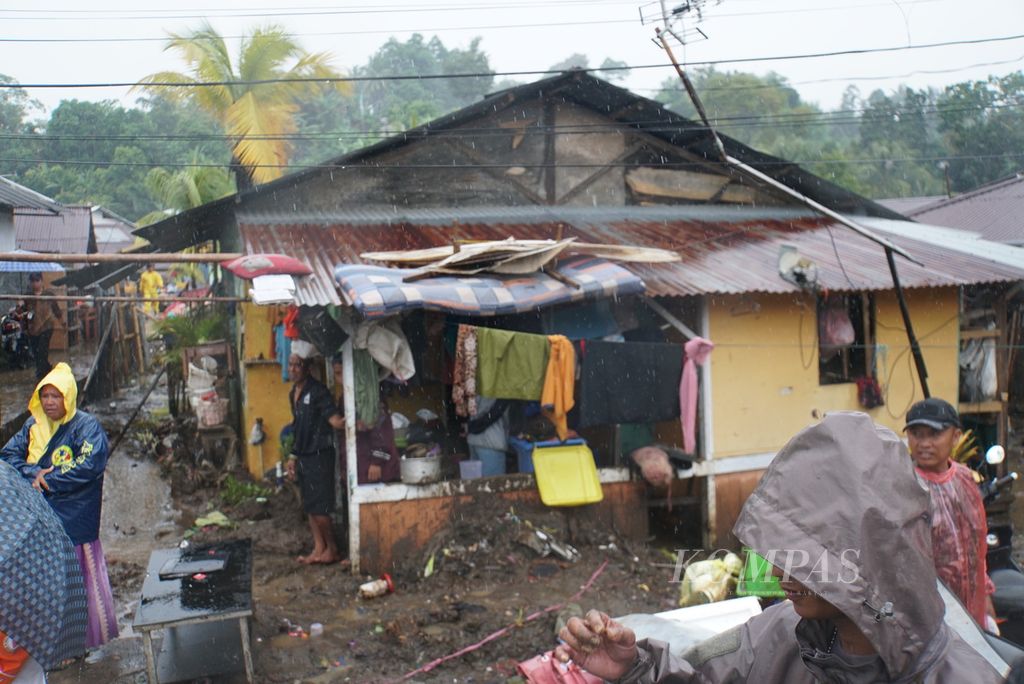 Kondisi salah satu rumah yang terdampak banjir, Selasa (31/1/2023), di Molas, Bunaken, Manado, Sulawesi Utara. Banjir dan tanah longsor yang melanda Manado pada Jumat (27/1/2023) menewaskan lima orang dan menyebabkan sedikitnya 1.674 warga mengungsi.