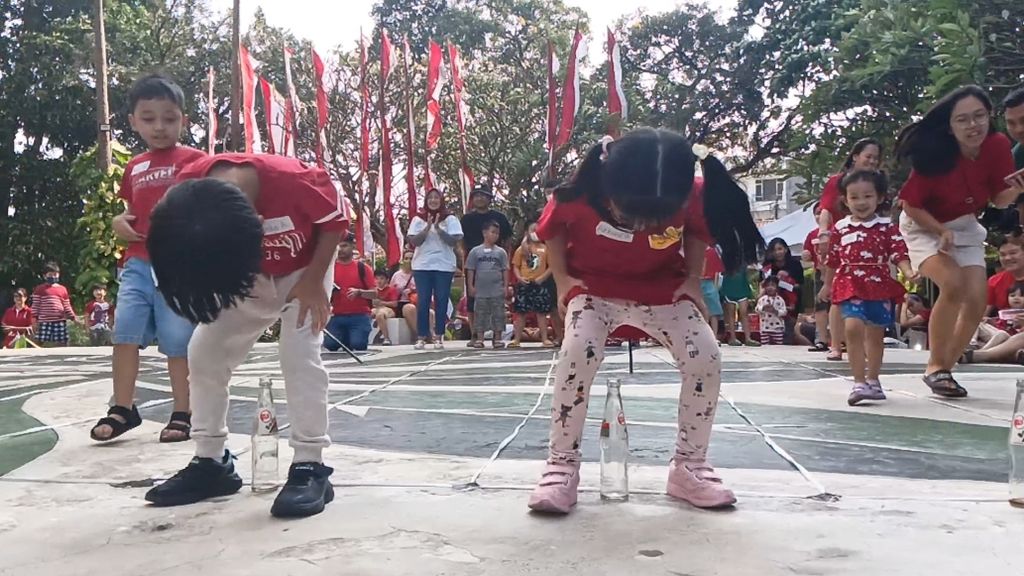 Suasana keseruan perlombaan memasukkan pensil dalam botol dalam rangka HUT Ke-78 RI di taman Puri Park View, Kembangan, Meruya Utara, Jakarta Barat, Kamis (17/8/2023).