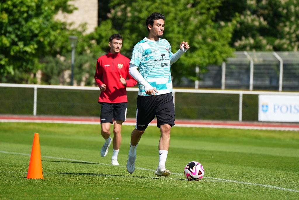Midfielder of the Indonesian U-23 national team, Nathan Tjoe-A-On, is dribbling the ball during practice at Leo Lagrange Stadium, Besancon, France, on Tuesday (7/5/2024). Nathan is a key player for Indonesia in the play-off for the 2024 Paris Olympics against Guinea.